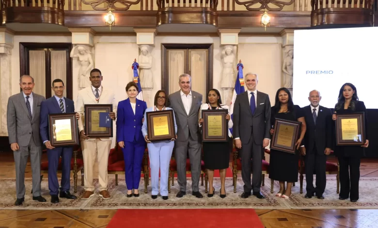 Gobierno entrega por cuarta vez el Premio a la Excelencia Docente 2025 ...